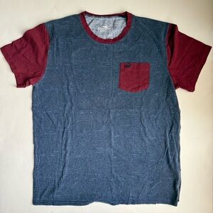 Hollister Men’s Red and Blue Short Sleeve Pocket T-Shirt - Size Small (Used)